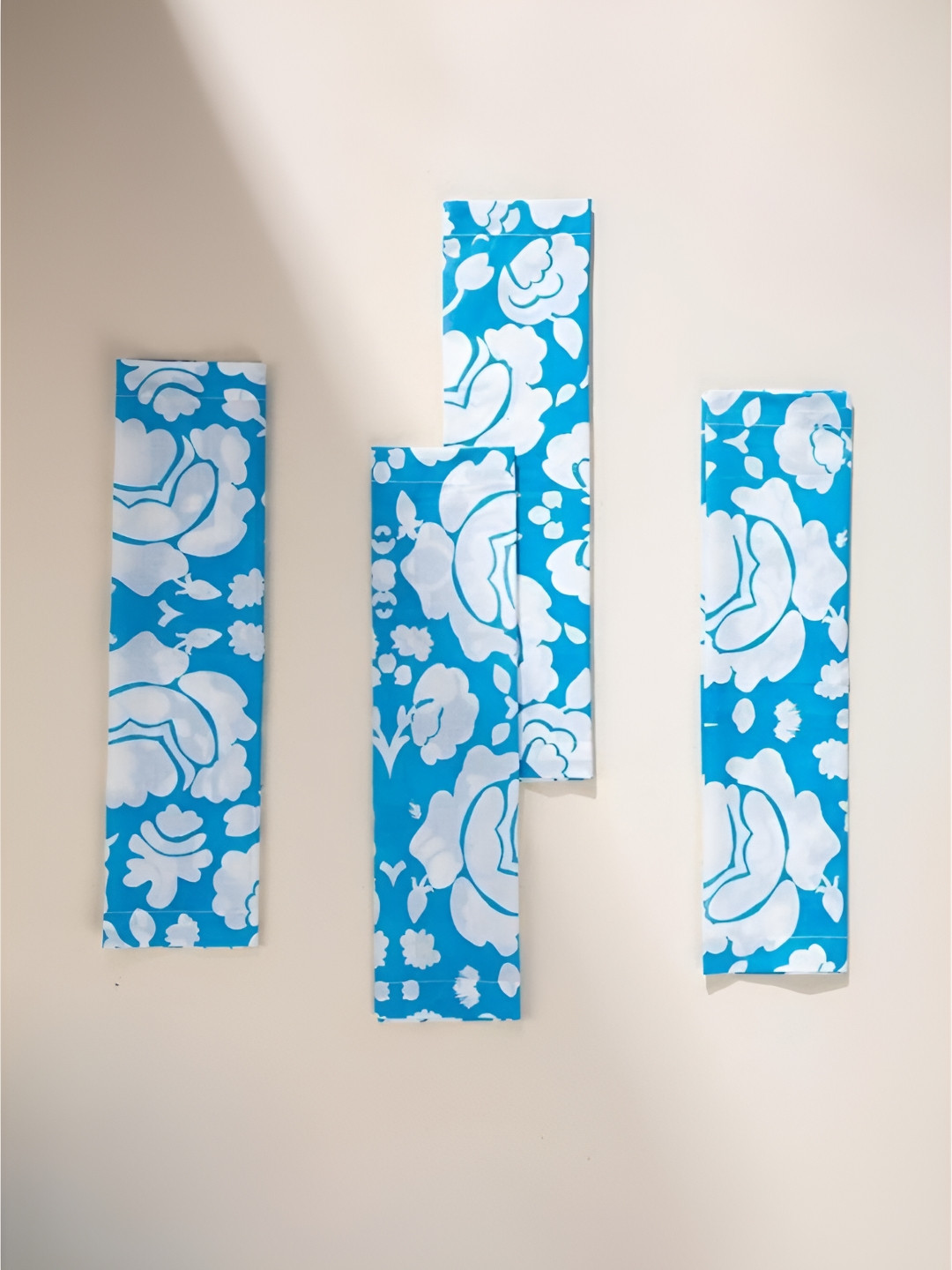 FREEDOM TREE Gypsy Rose Blue & White 4 Pieces Printed Cotton Table Napkins