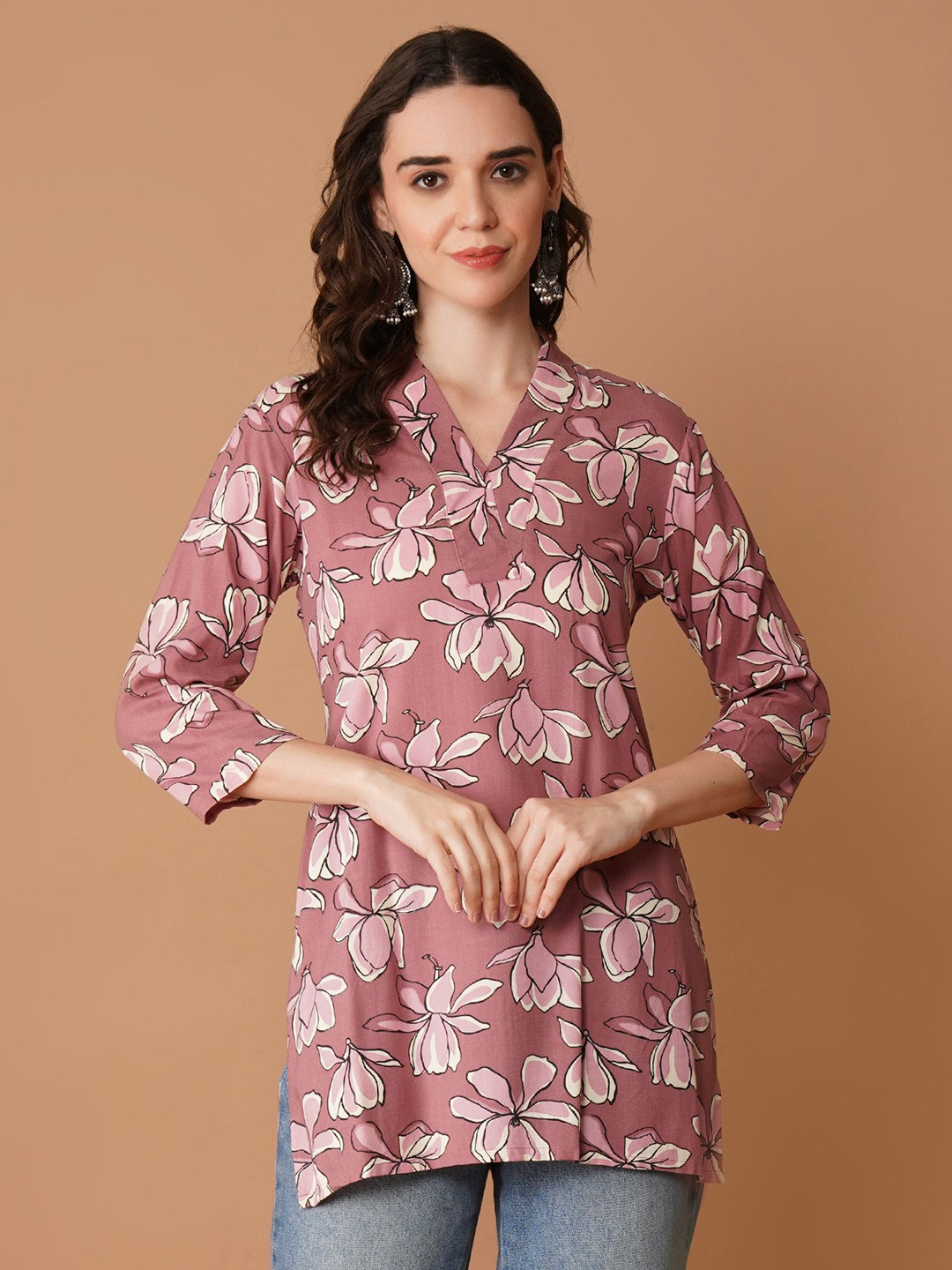 Ruvii Women Floral Printed V-Neck Short Kurta