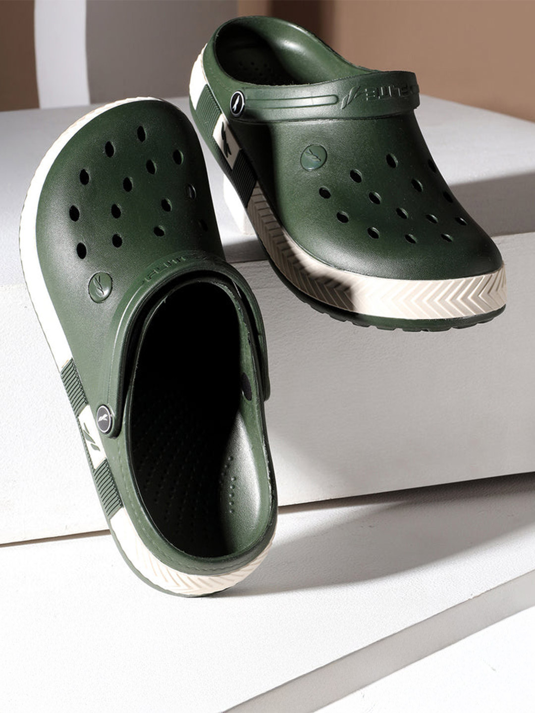 FLITE Men Embellished Mules Flip Flops