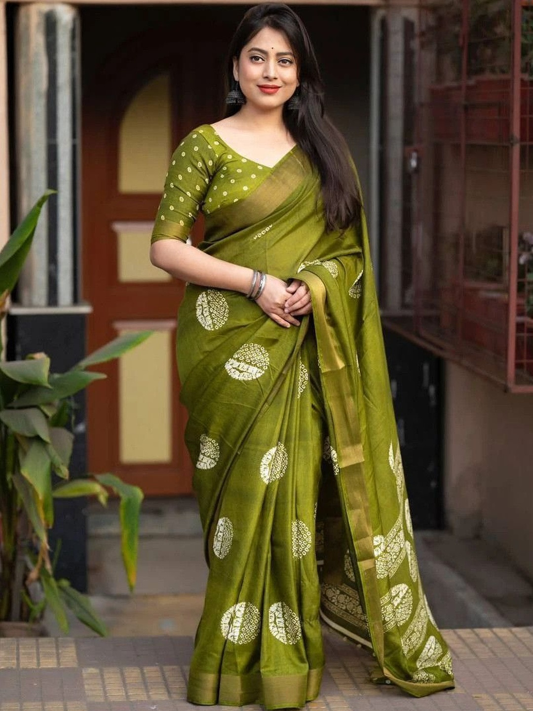J 6 DESIGNER Batik Printed Woven Design Border Saree With Blouse Piece