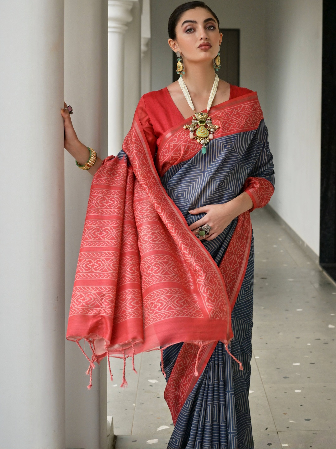 VISHNU WEAVES Geometry Printed Saree and Solid Blouse