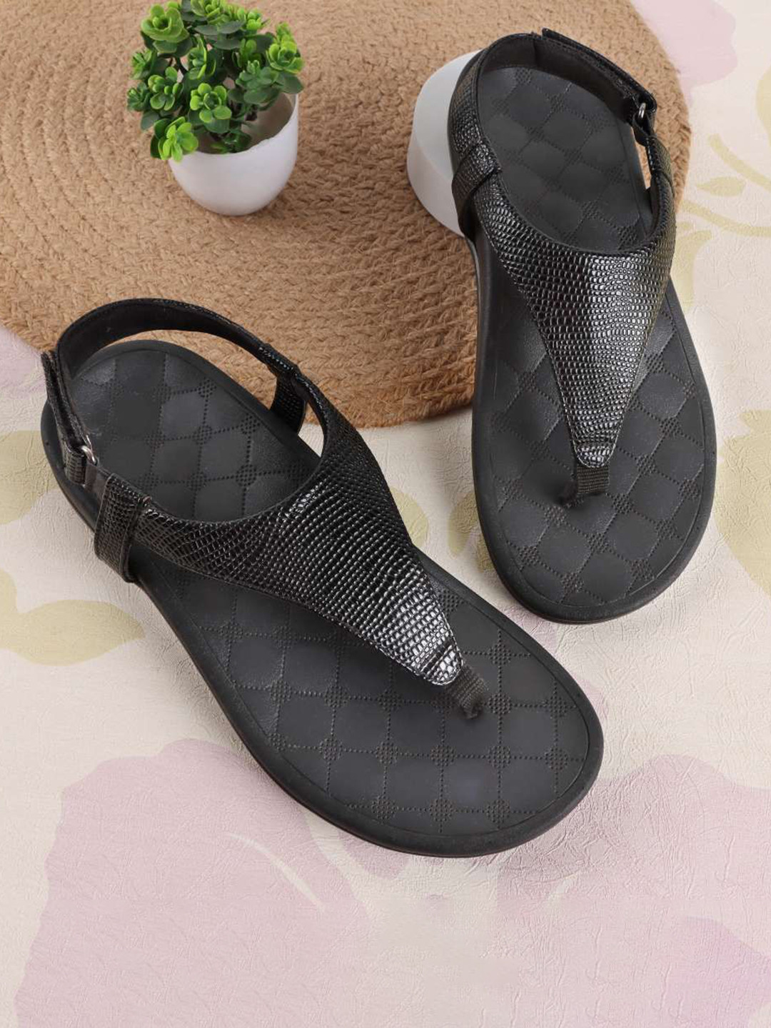 SOULTOUCH Women Textured Open Toe Velcro Regular One Toe Flats