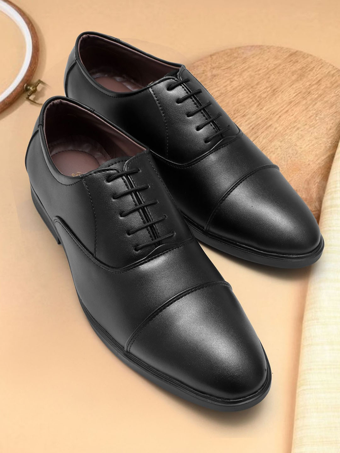 Shooz Men Textured Formal Oxford Shoes