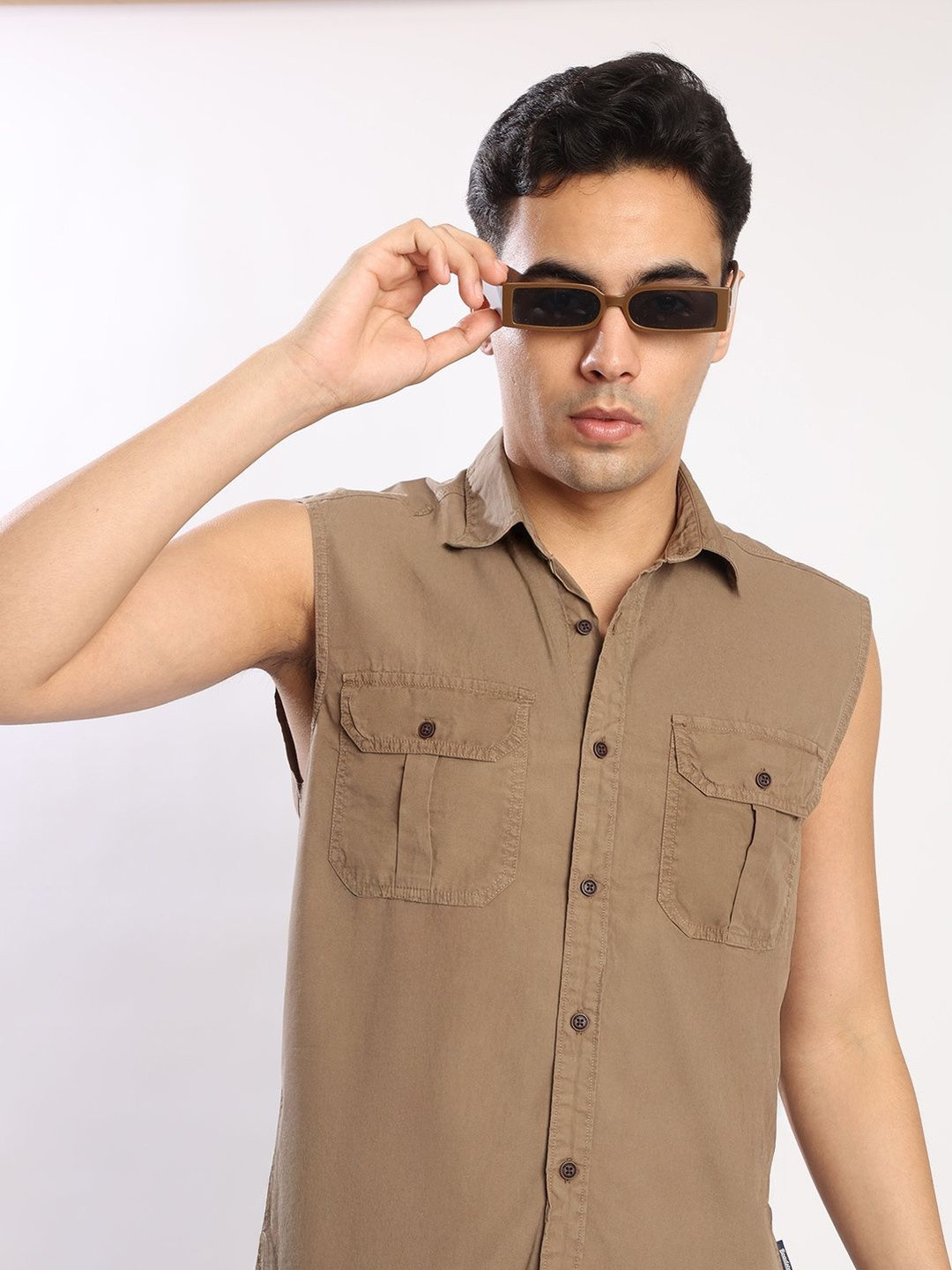 Roadster Men Double Pocket Regular Fit Sleeveless shirt