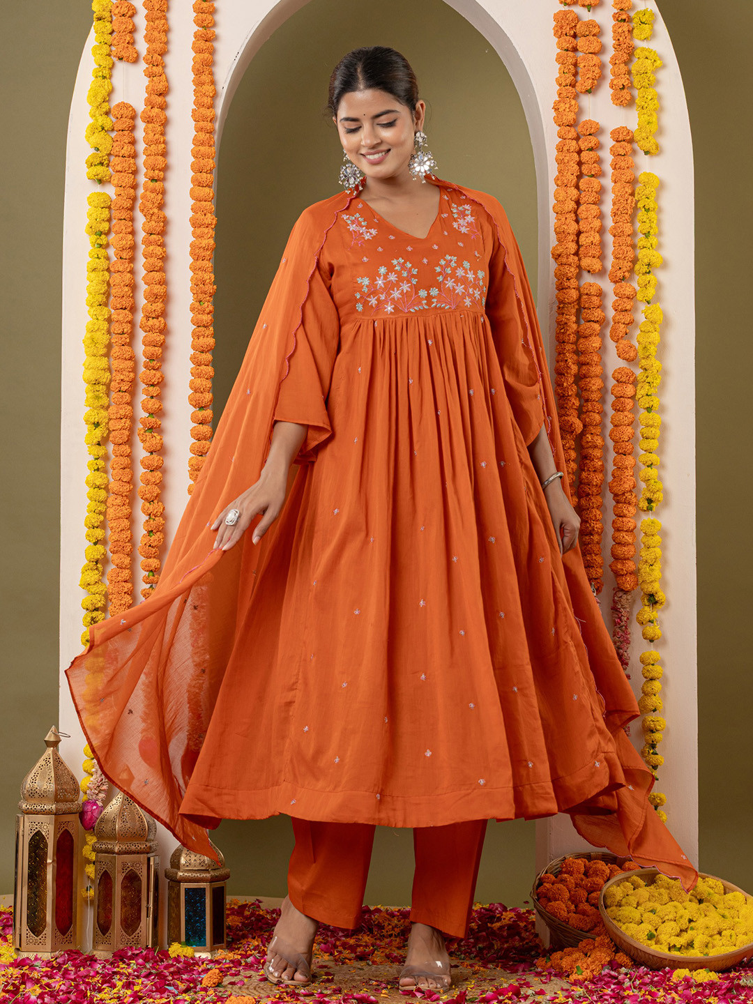 GHUMMAN SONAKSHI Women Floral Embroidered Flared Sleeves V-Neck Anarkali Kurta Sets