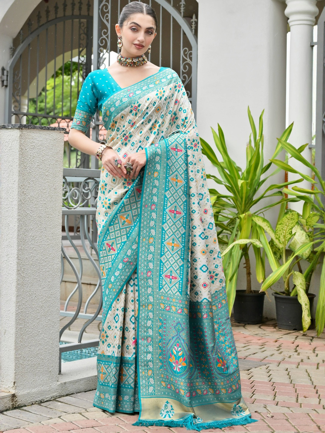 VISHNU WEAVES Banarasi Silk Patola Saree with Blouse
