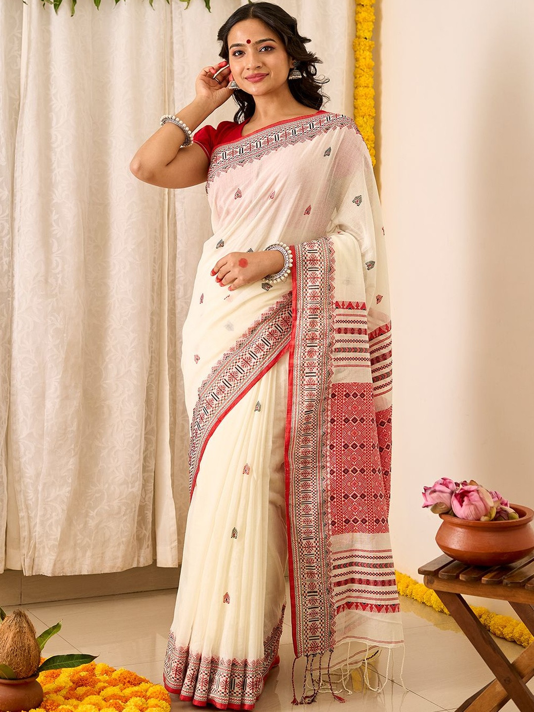 TEEJH Alokya Off White & Red Cotton Saree