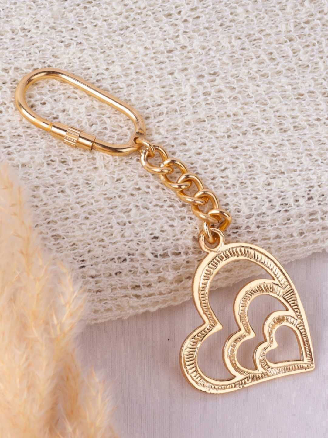 Elita Unisex Gold-Plated Chain Link Charm Triple Heart Pendant Design Key Chain