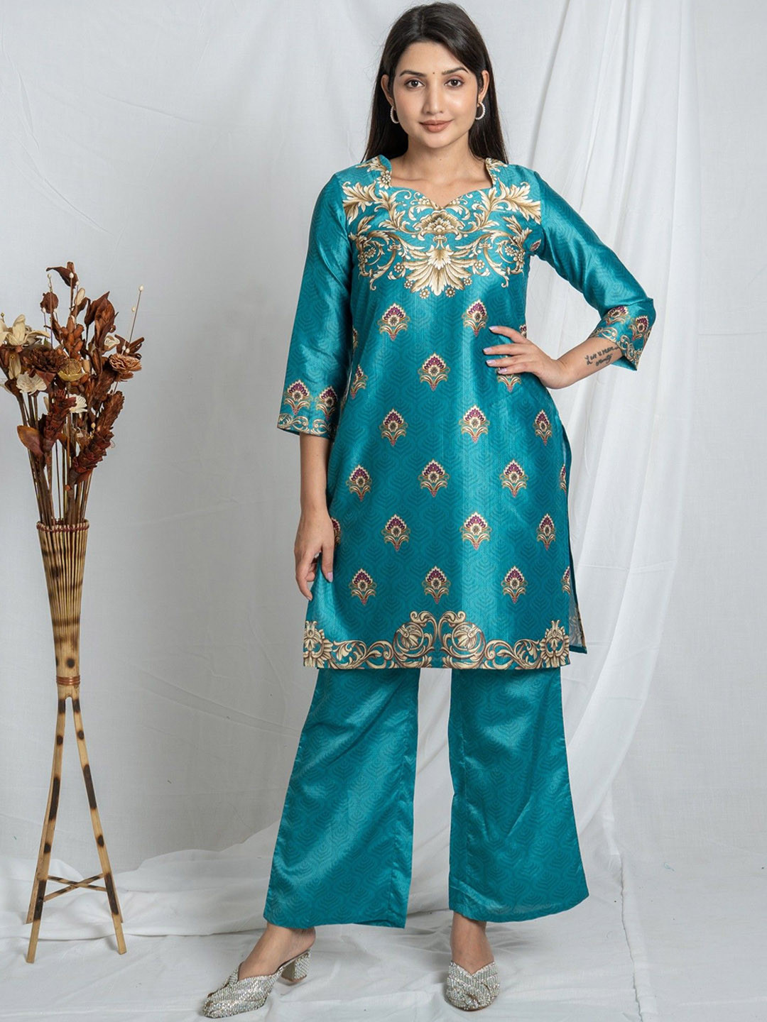 Noia Romantic Florals Printed Sweetheart Neck Tunic With Trousers