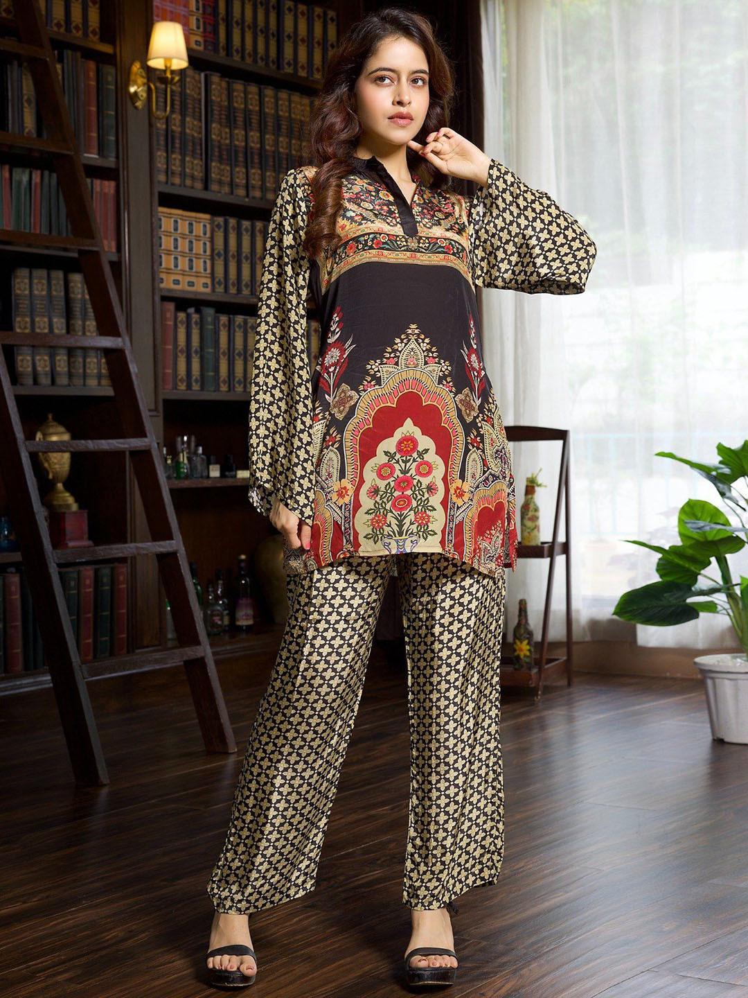 WAMA TRENDZ Women Black Arch Printed V Neck Top With Trousers Co-Ords