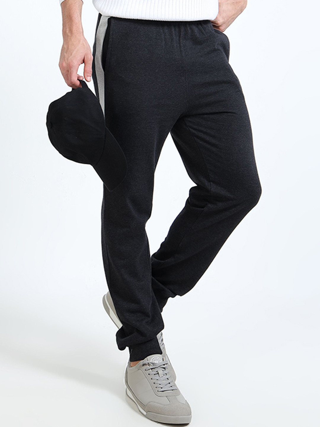 glitchez Men Mid-Rise Color-Blocked Joggers