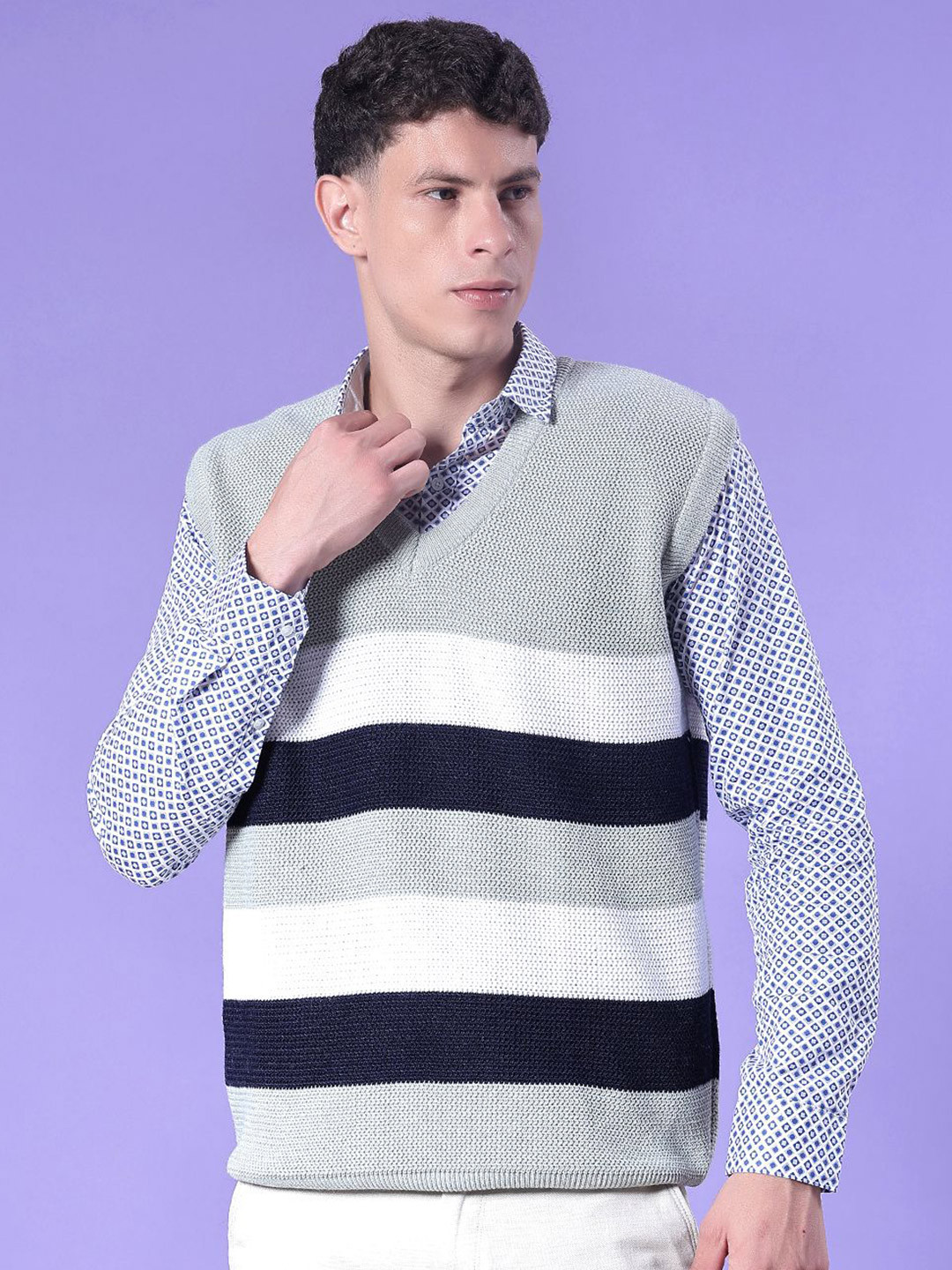 V-Mart Men Colourblocked V-Neck Sleeveless  Sweater Vest