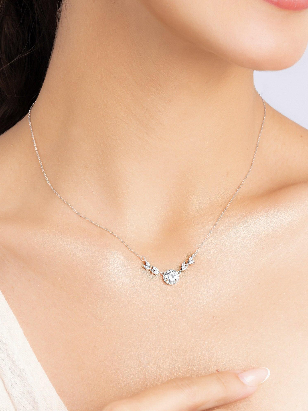 TOUCH925 925 Sterling Silver Leaf Motif Circle Necklace