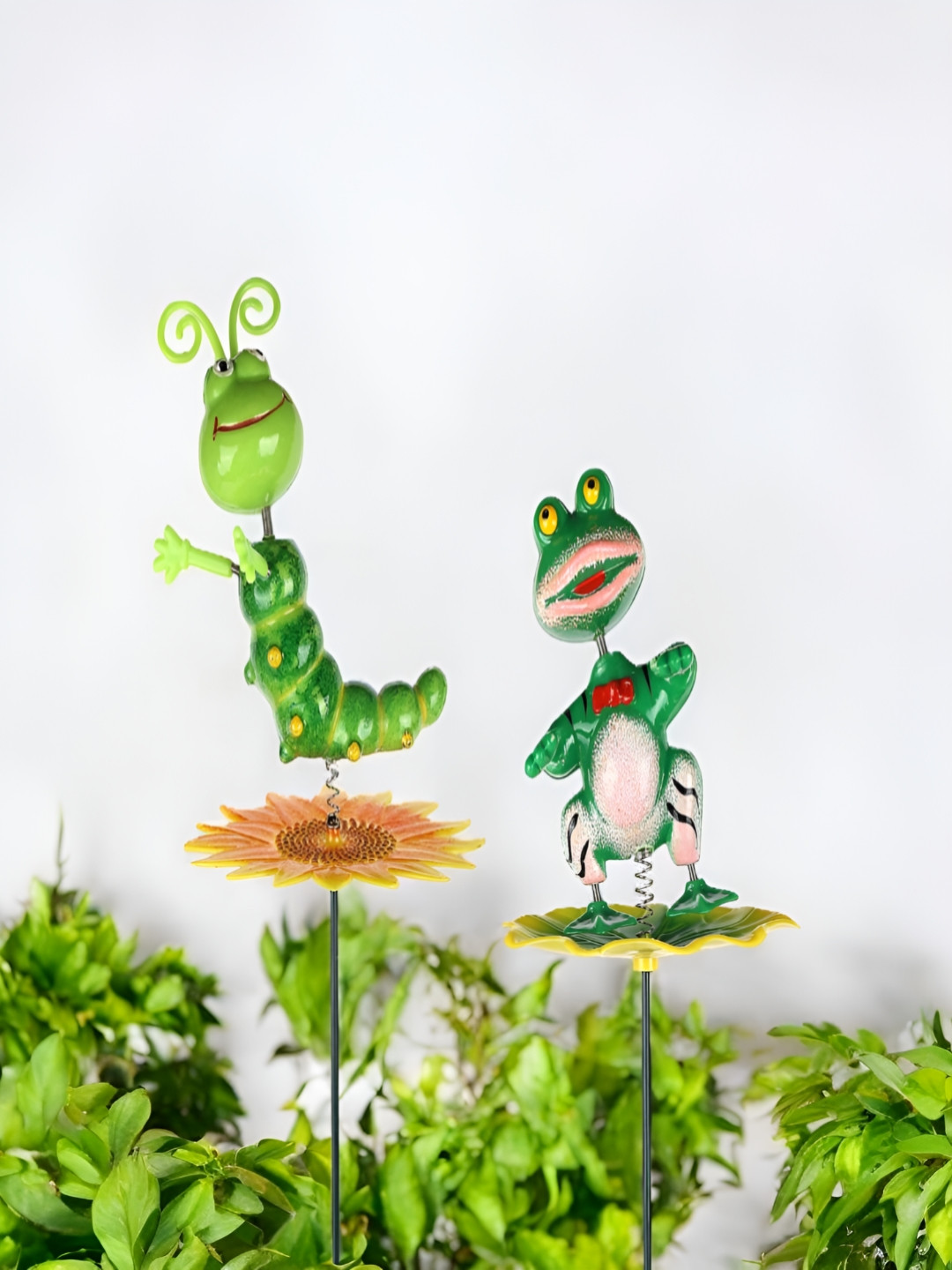 CHOCOZONE 2Pc Green Textured 3D Frog & Caterpillar Wind Spinners Garden Figurines & Toys