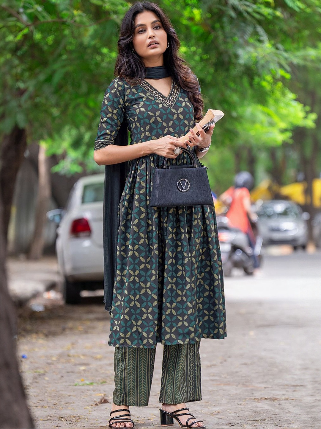 Sun Fashion And Lifestyle Geometric Printed V-Neck A-Line Kurta & Salwar With Dupatta