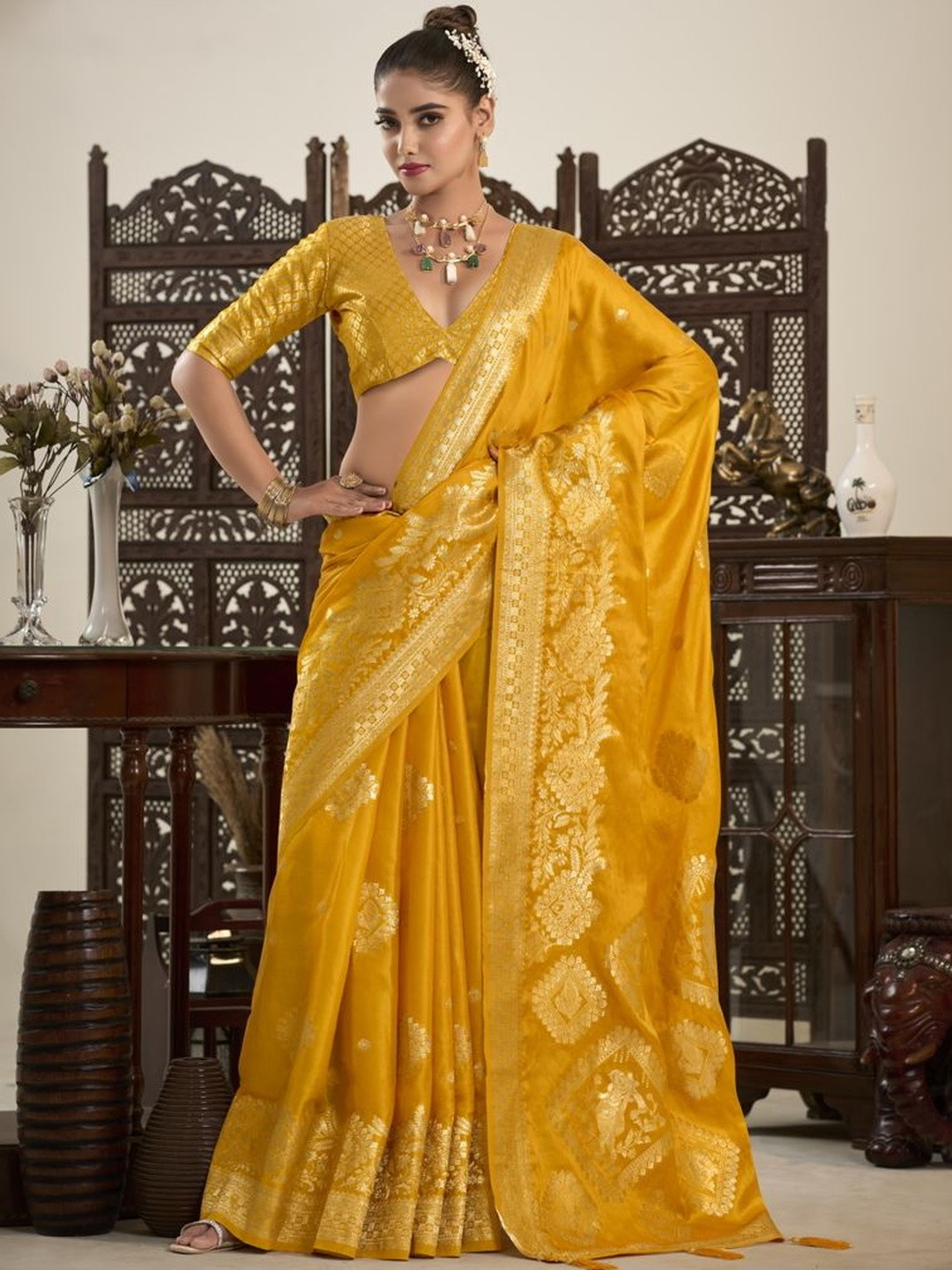 HERE&NOW Woven Design Satin Saree With Blouse Piece