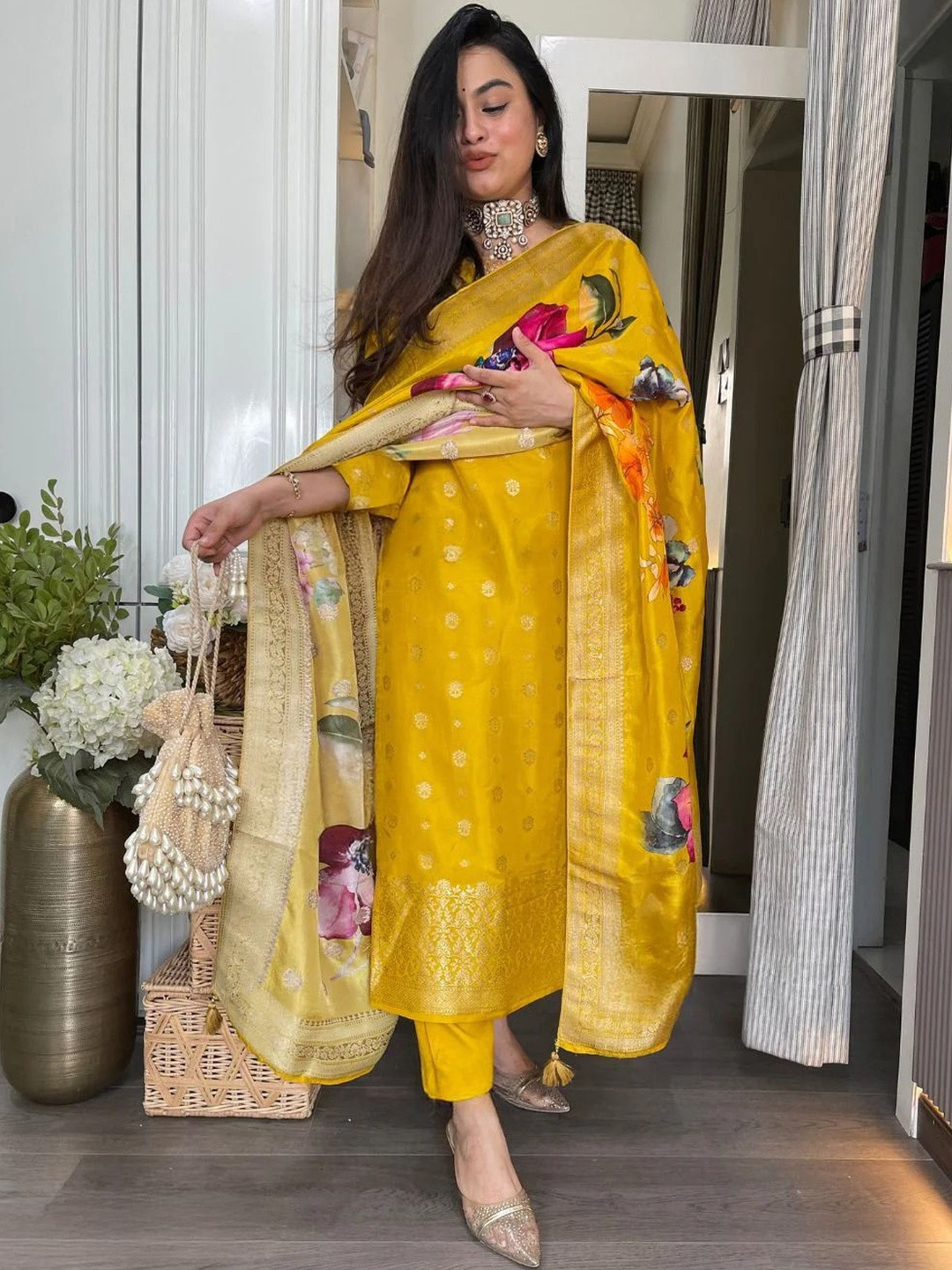 AG TEXTILE Women Ethnic Motif Embroidered Thread Work Organza Kurta Set With Dupatta