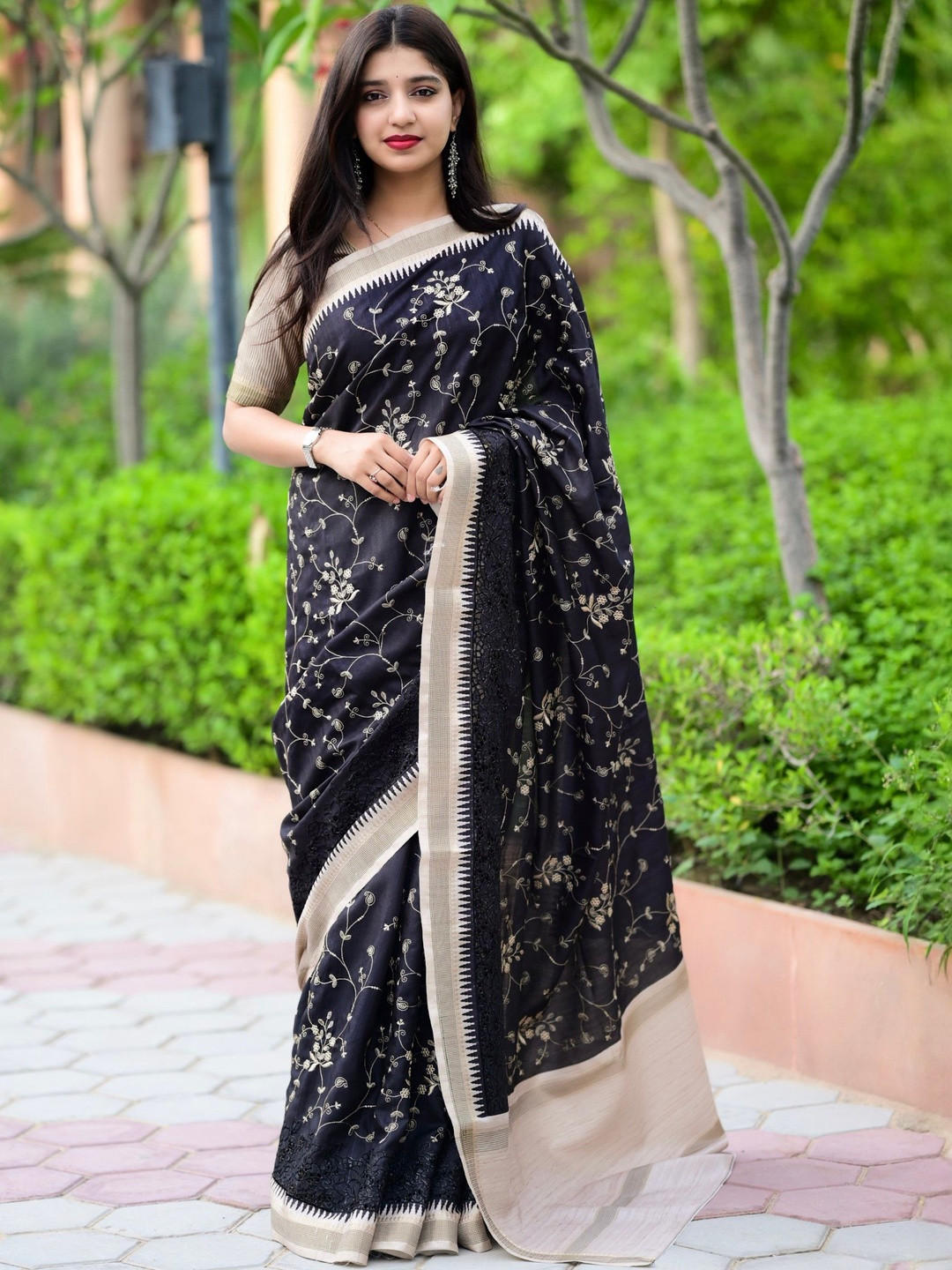 DIVASTRI Floral Embroidered Saree with Weaving Stripe Blouse Piece