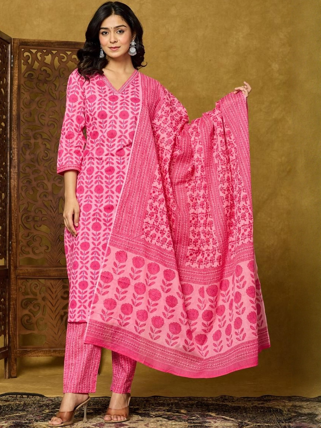 METRO-FASHION Women Floral Printed Regular Thread Work Kurta with Trousers & Dupatta