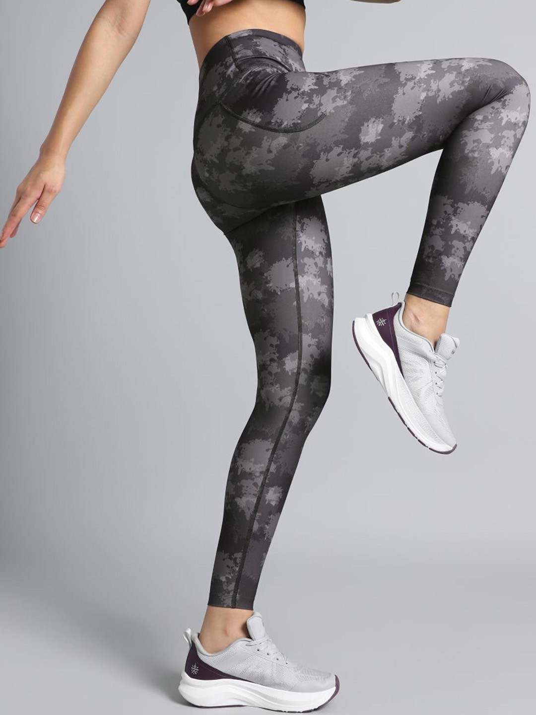 CULT Women Black Printed Performance Tights