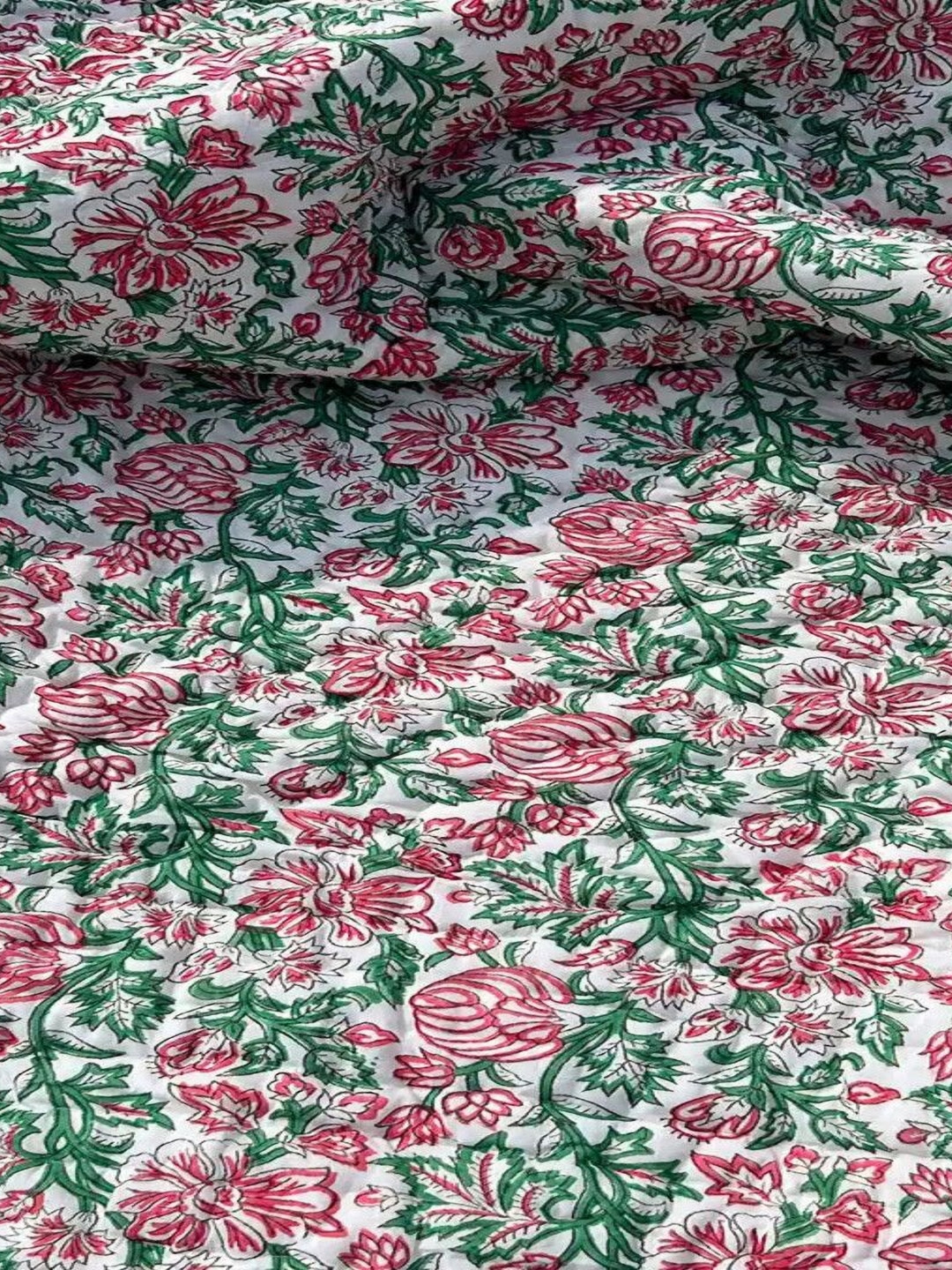 The Jaipur Wala Red & Green Floral Printed 180 GSM Cotton Quilt