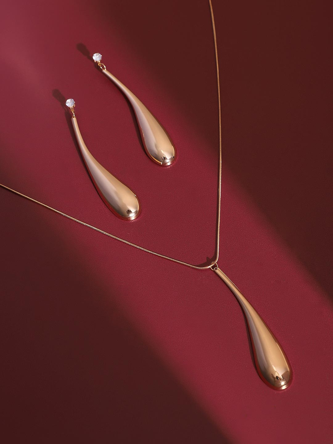 SOHI  Gold-Plated Elongated Drip Jewellery Set