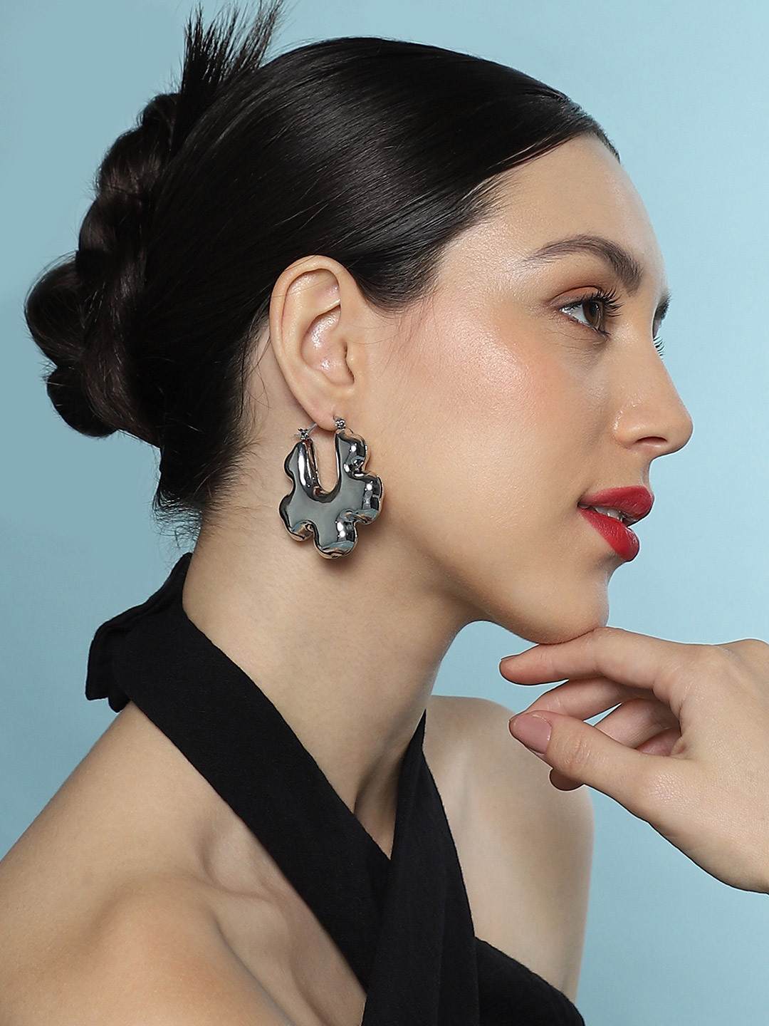 SOHI Silver-Plated Puffer-Bolt Contemporary Hoop Earrings