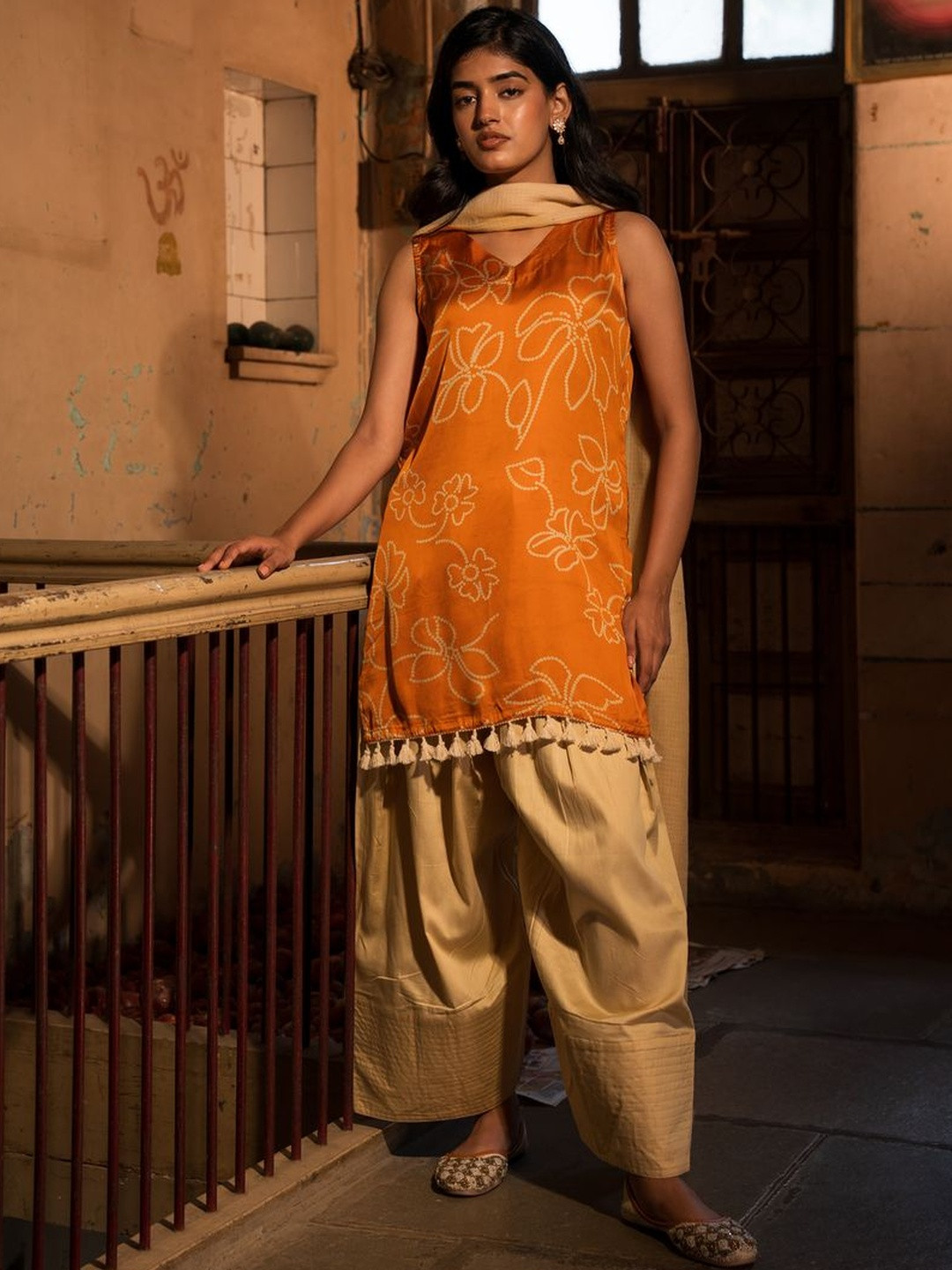 Saaya the label Women Bandhani Printed Regular Kurta with Salwar & With Dupatta