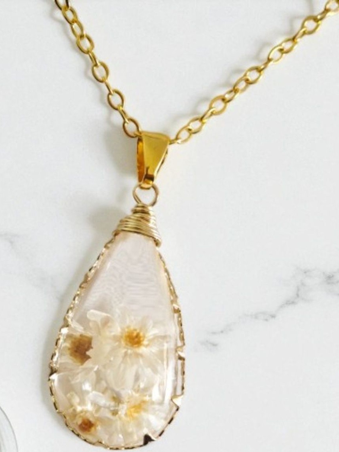 SAPRAA TRENDS Women Gold-Plated Teardrop Shaped Resin Pendants with Chains