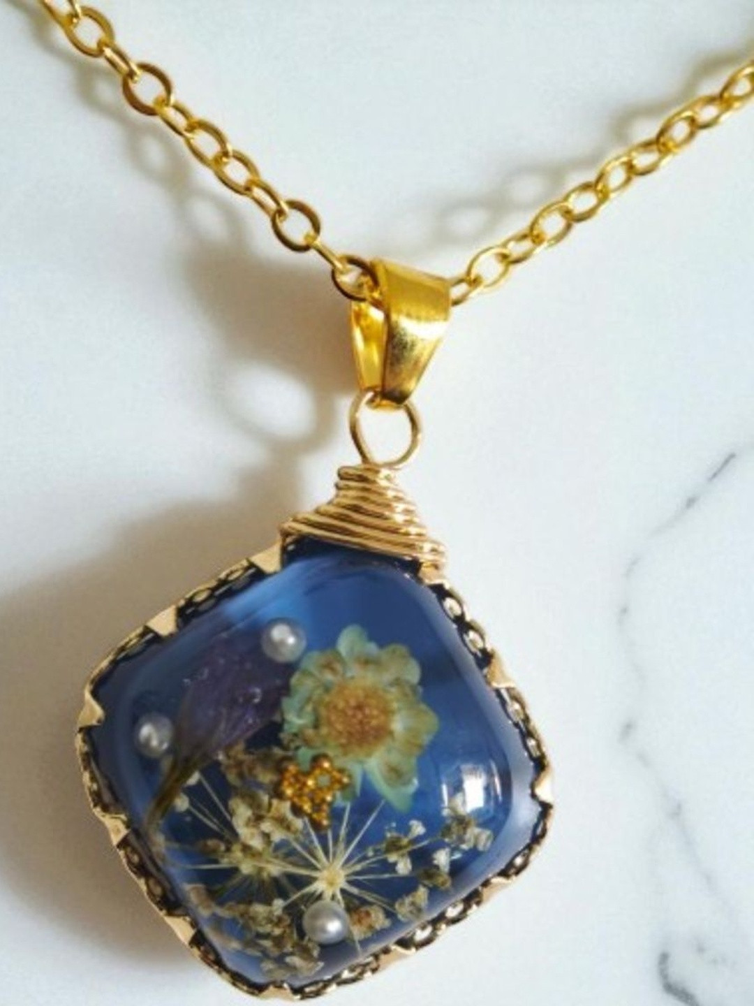 SAPRAA TRENDS Women Resin Pendant With Chain