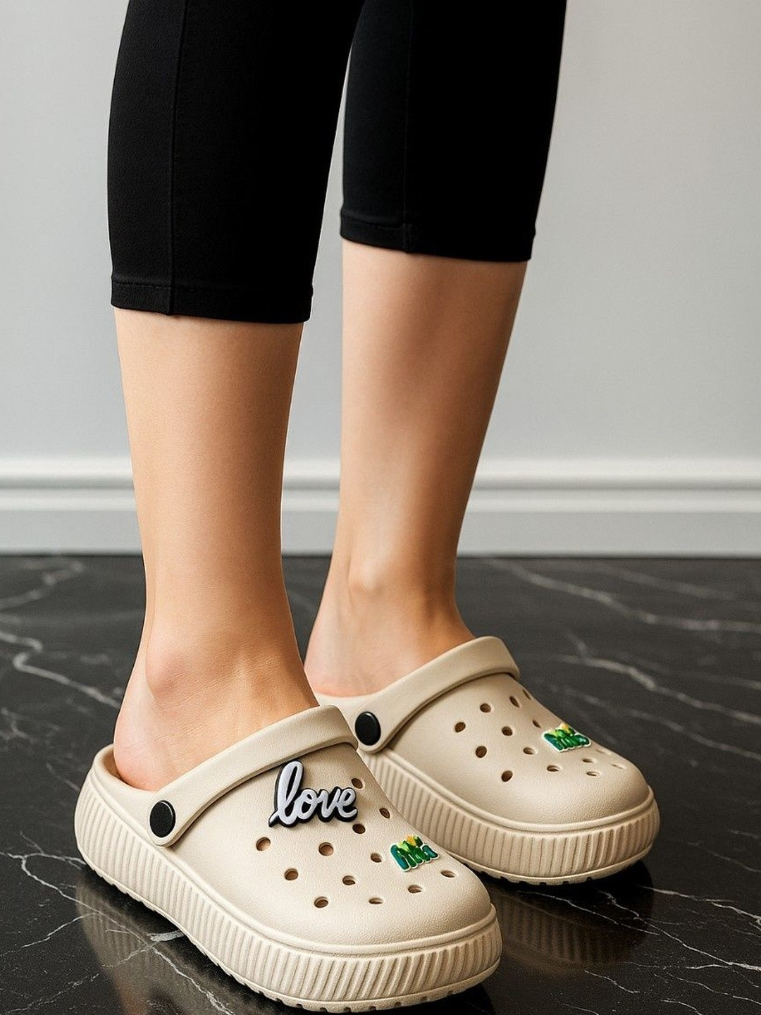 INKLENZO Women Beige Rubber Lightweight  Casual Clogs