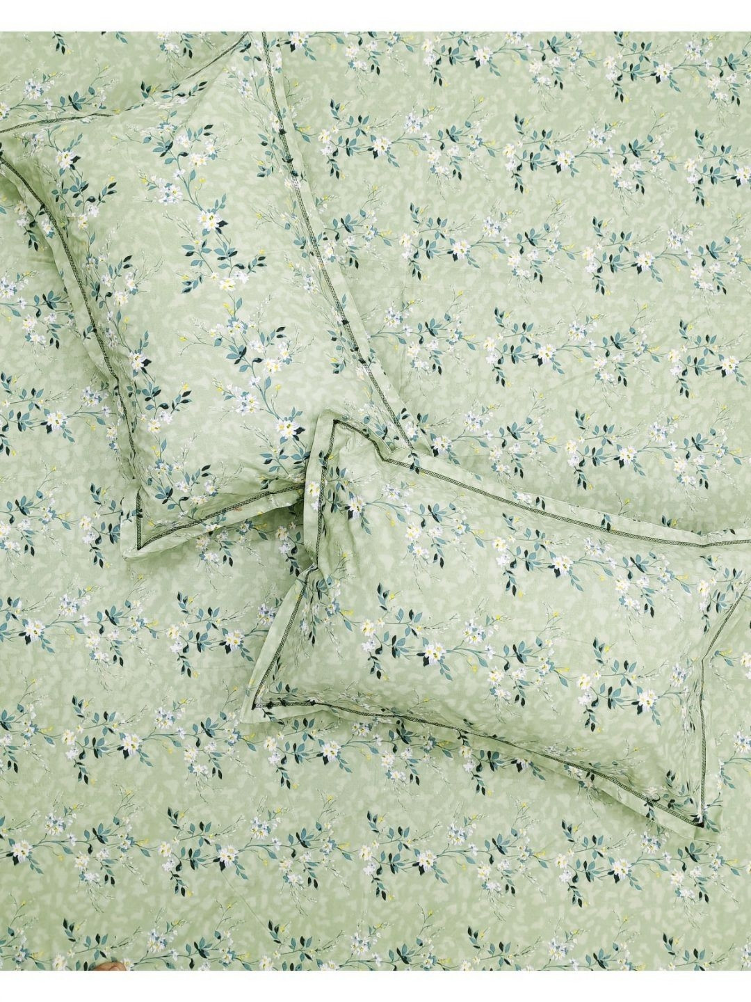 BRAVIADECOR Green Floral 210 TC Queen Bedsheet Set 2.28 m x 2.54 m