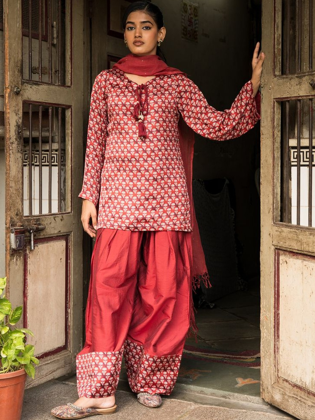 Saaya the label Women Floral Printed Regular Kurta with Trousers & With Dupatta
