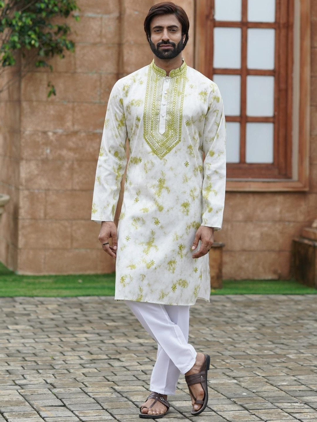 INDIROOP Men Floral Embroidered Kurta with Pyjamas