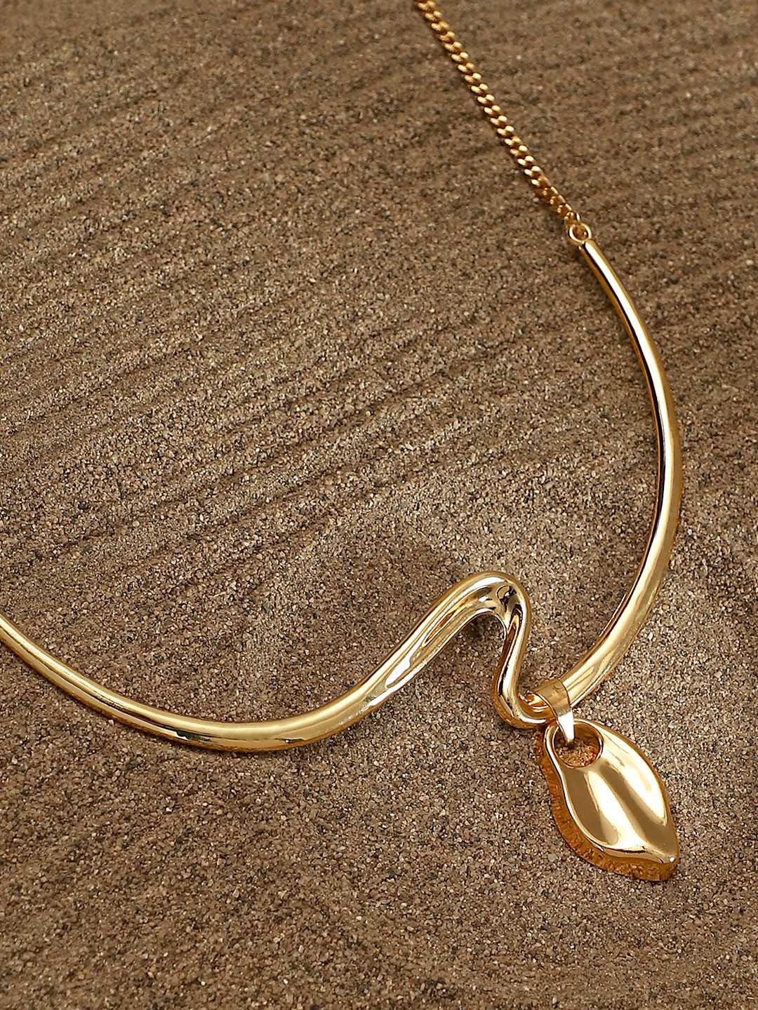 SOHI Gold-Plated The Ripple-Shell Collar Teardrop Shaped Pendant With Chain