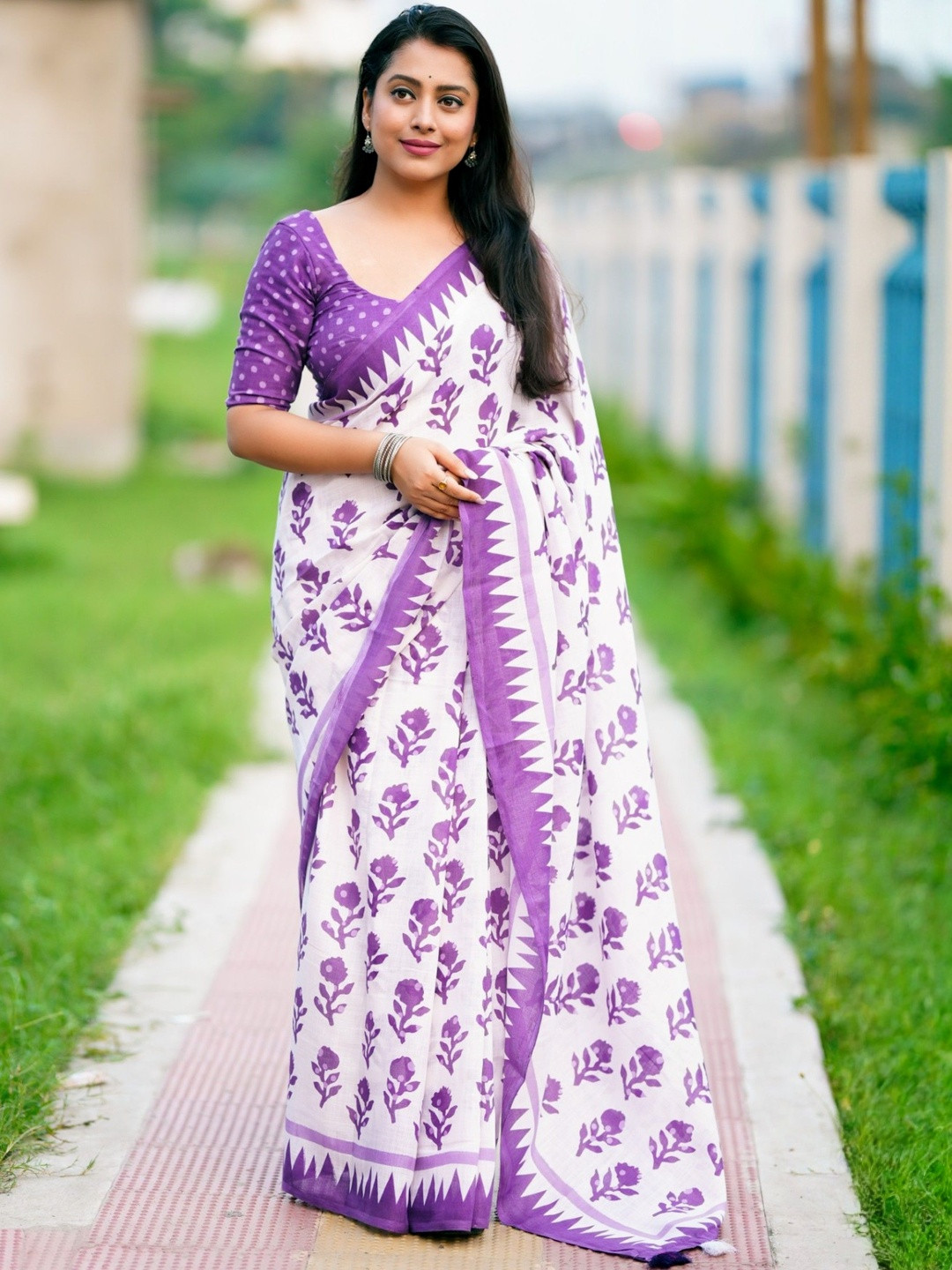 DIVASTRI Floral Printed Batik Block Printed Saree With Blouse