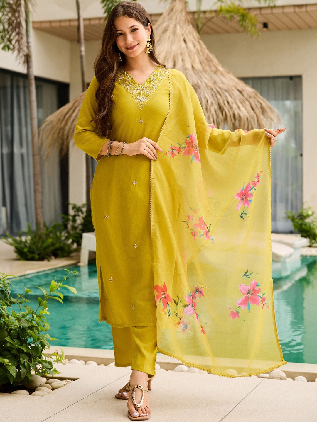 JISHNAM Women Floral Embroidered Regular Beads and Stones Kurta Set With Dupatta