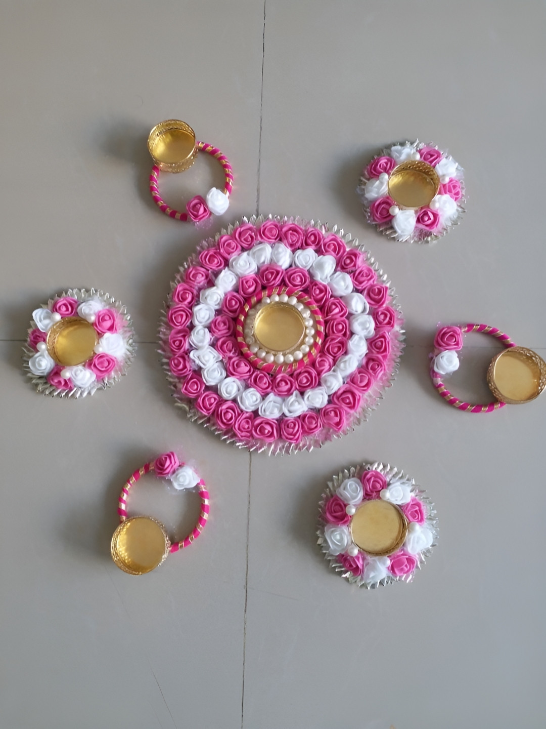 Sellplus Pink & White 7 Pieces Decorative Flower With Lace Chudi Candle Holders