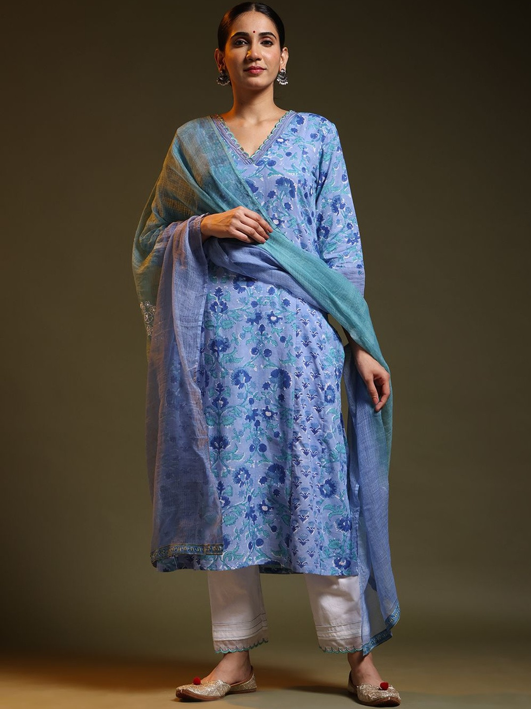 JAIPURIBANNO Women Floral Printed Thread Work Details Pure Cotton Kurta Trousers & Dupatta