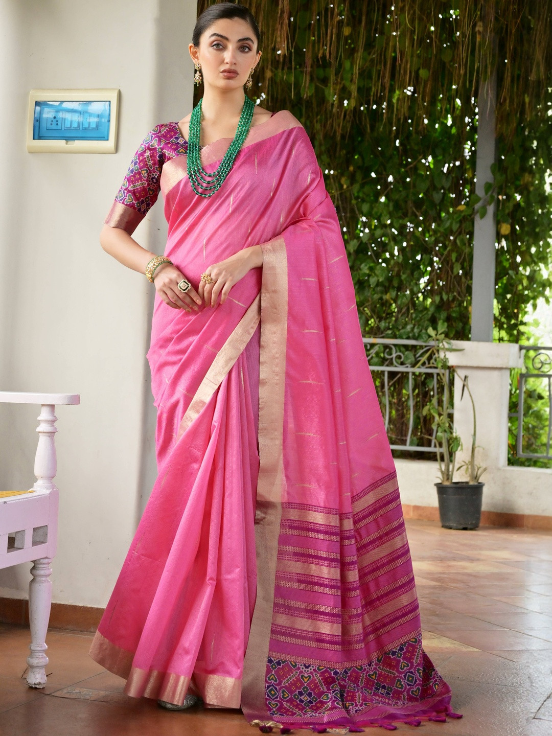 VISHNU WEAVES Woven Design Zari Banarasi Saree With Contrast Patola Blouse