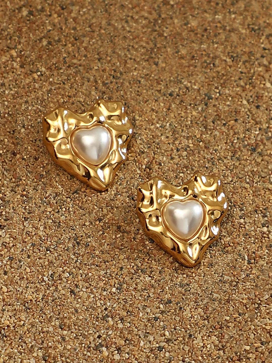 SOHI Gold-Plated Pearls Studded Bordeaux-Coeur Studs