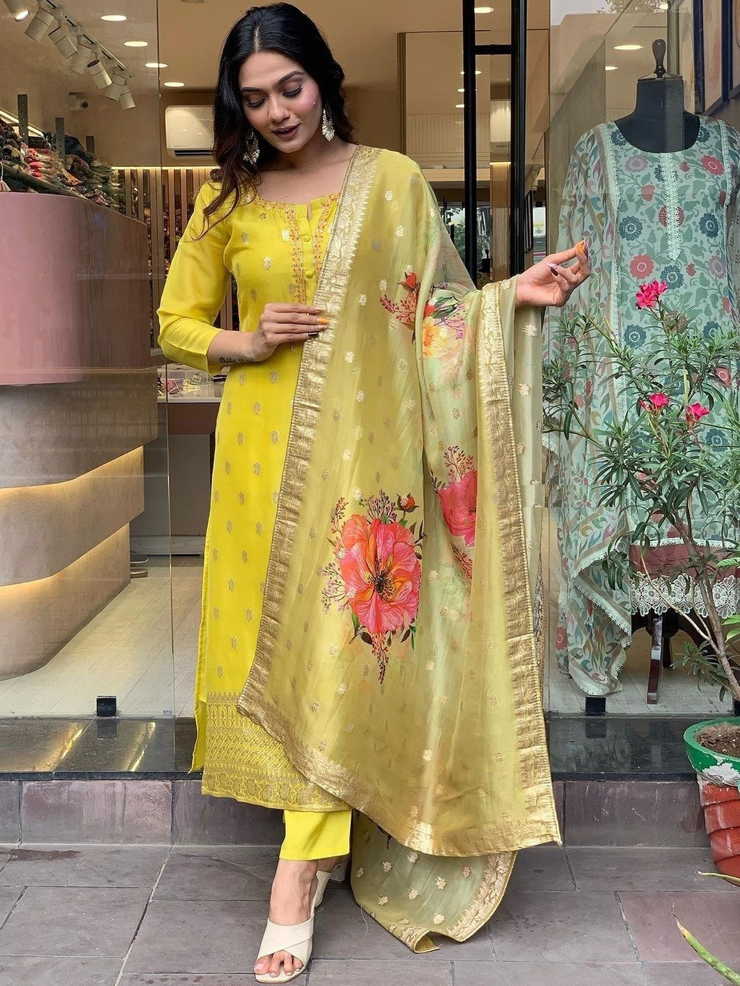AG TEXTILE Women Regular Thread Work Kurta with Trousers & With Dupatta