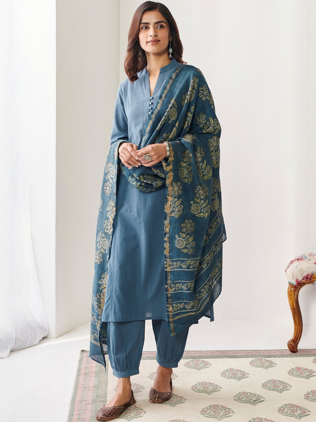 Brand Hill Women Ethnic Motifs Embroidered Kurta With Trousers & Dupatta Kurta Sets