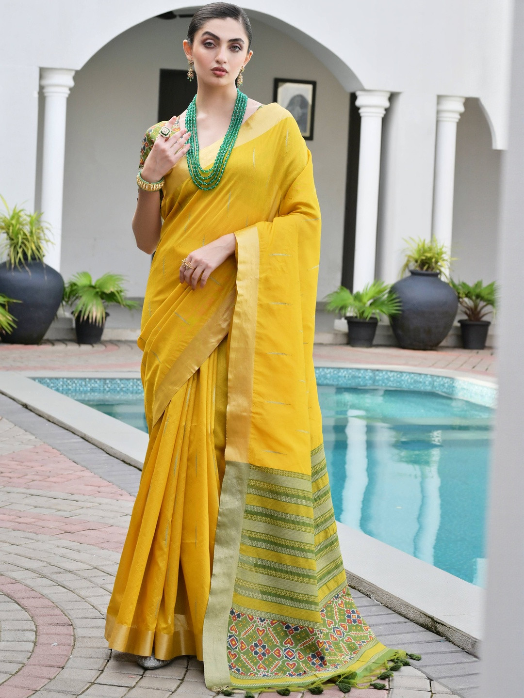 VISHNU WEAVES Woven Design Saree Pure Zari Border with Contrast Patola Blouse