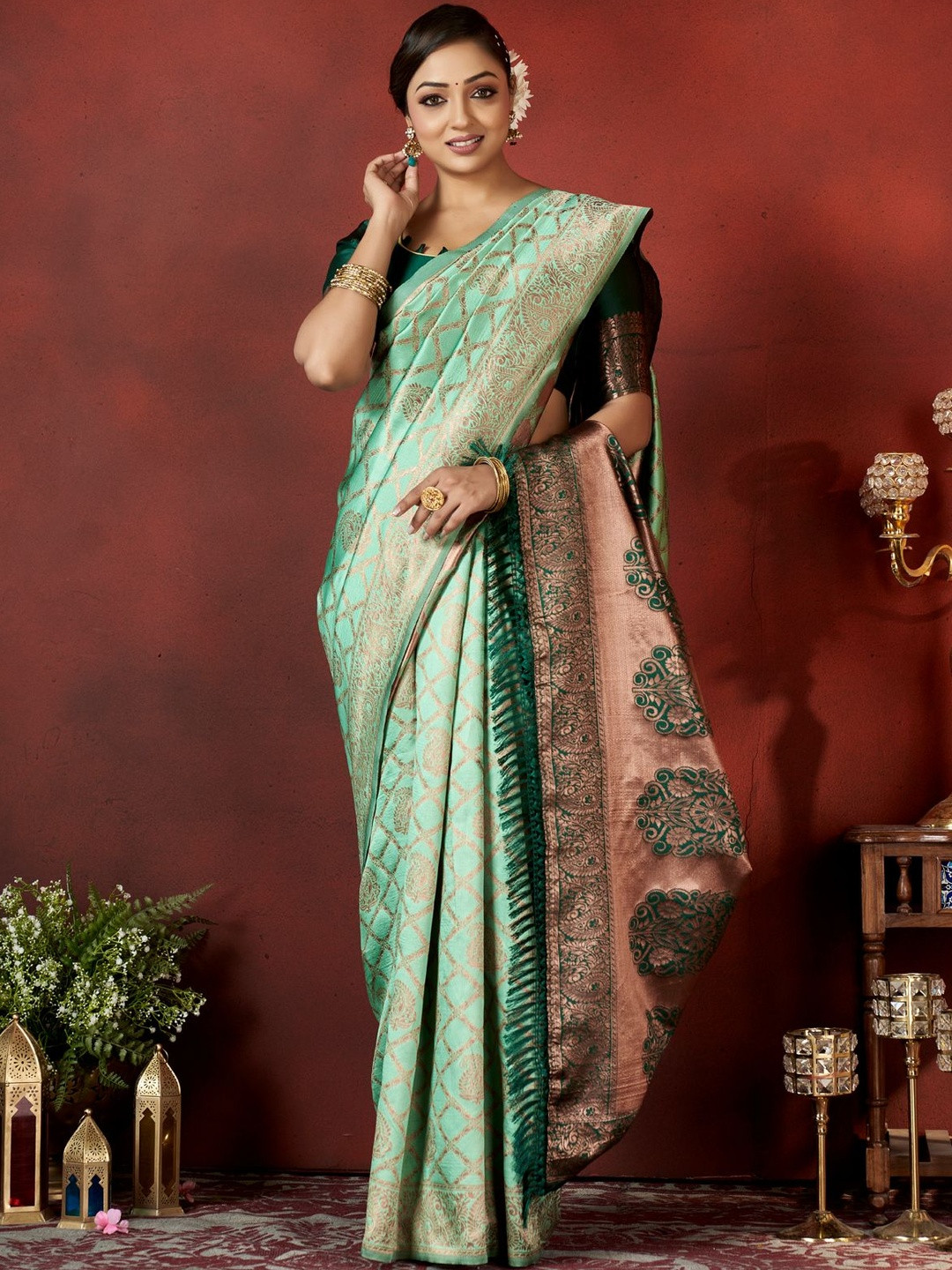 DIVASTRI Woven Design Zari Banarasi Saree With Unstitched Blouse Piece