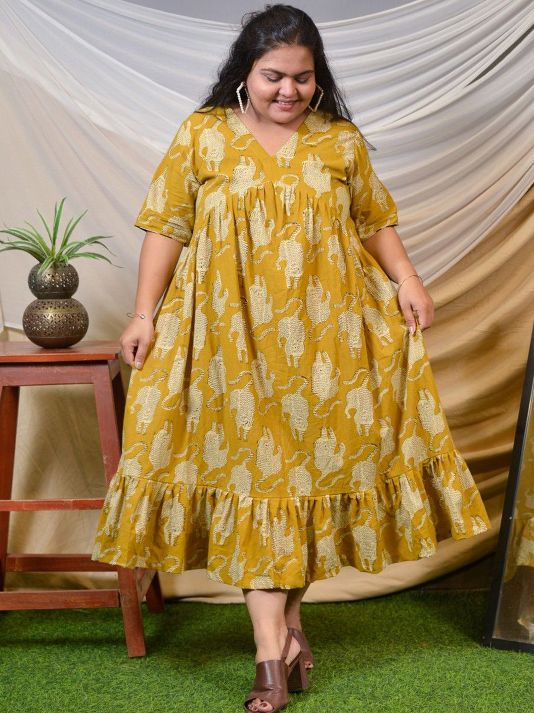 One House Plus Size Women Printed Empire Midi Dress