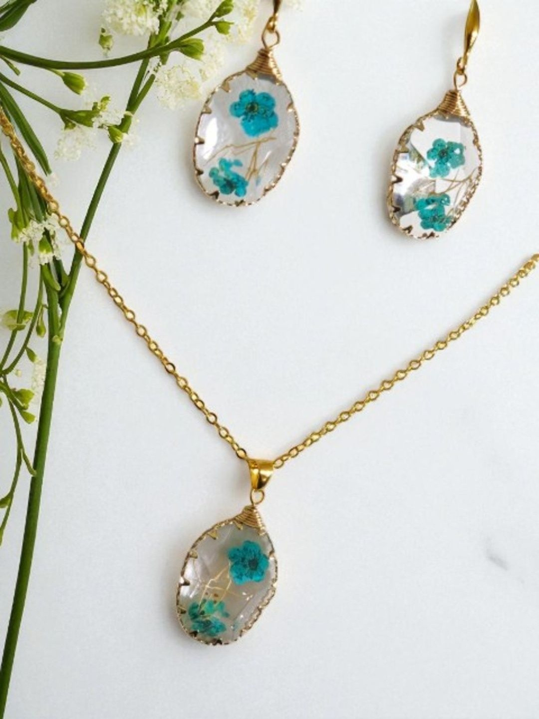 SAPRAA TRENDS Women Resin Gold-Plated Jewellery Set