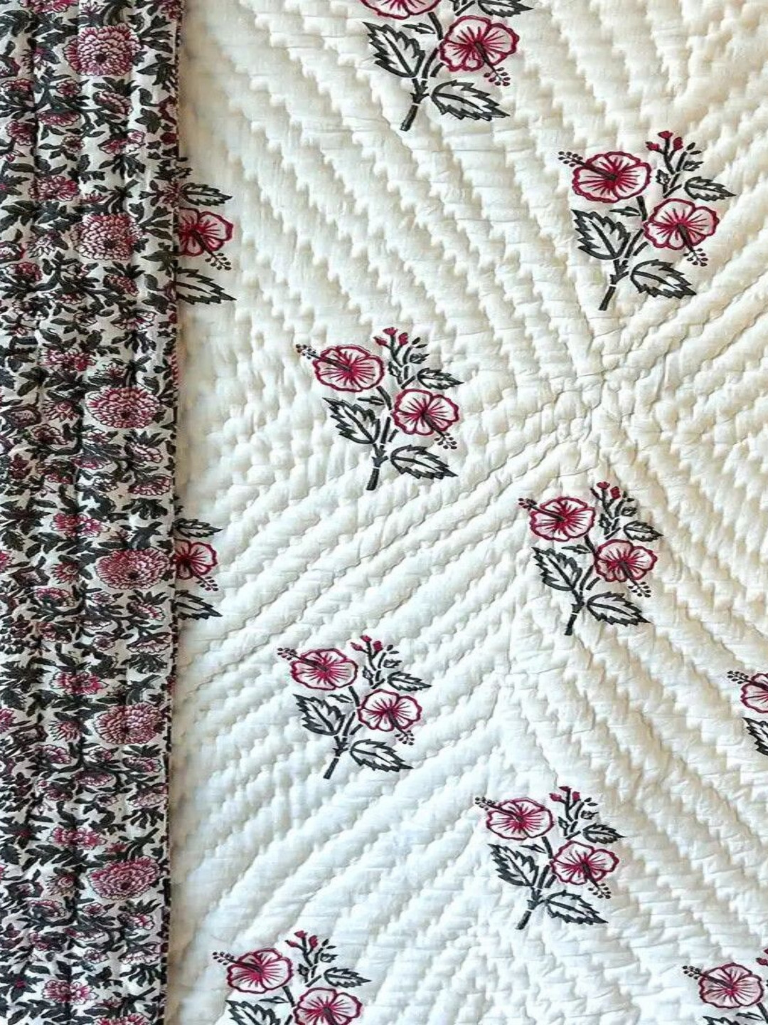 The Jaipur Wala Pink & White Floral Printed Cotton Quilt
