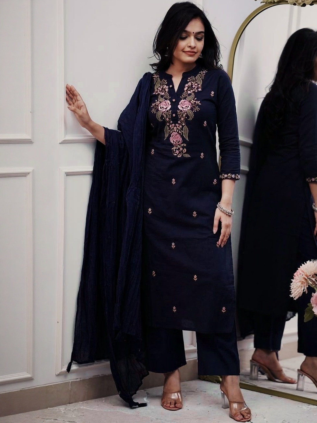 MEHZEEL FAB Women Floral Embroidered Regular Thread Work Kurta with Trousers & Dupatta