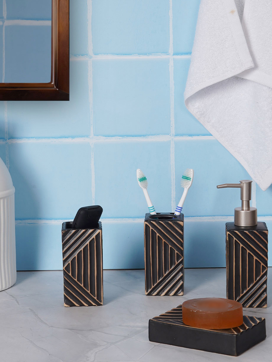 AARVI DECOR STUDIO Black Set of 4 Bath Sets